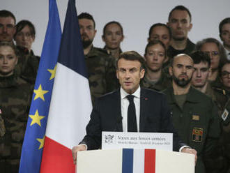 Macron plánuje zvýšit výdaje na francouzskou armádu na 400 miliard eur