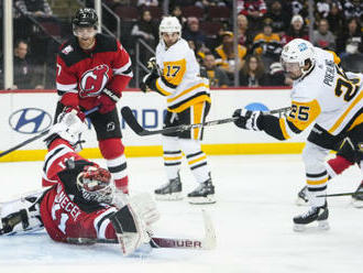 Pastrňák přidal v NHL další dva body, tři čeští brankáři vychytali výhry