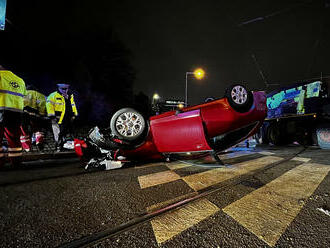 U metra Vltavská v Praze 7 skončil osobní automobil na střeše, tři lidé se zranili