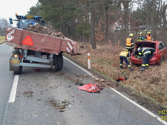 Na 7,5. kilometru silnice 19 za Nezvěsticemi se střetl traktor s přívěsem a osobní vozidlo. Auto…