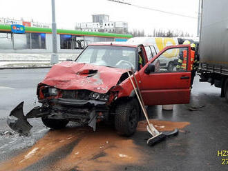 Na křižovatce ulic Jateční a Těšínská v Plzni se střetl nákladní automobil s osobním. Jednu…