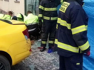 V ulici Za Pohořelcem ve Střešovicích zasahují hasiči z Petřin u střetu osoby s osobním automobilem…