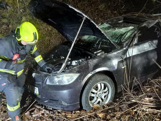 V ulici Na hůrce v Praze hasiči vyprostili osobní auto, které sjelo z komunikace. Zraněné osoby…