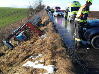 U Držovic ve směru na Olšany se srazilo osobní auto s malotraktorem, byl zraněn jeden člověk.…