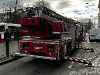 Hasiči zasahovali na Karlově náměstí v Praze u požáru pánve, rozšířil se ventilací až na střechu