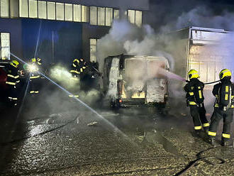 Hasiči ze stanice Ústí nad Labem likvidovali v Přestanově na Ústecku požár dodávky v plném rozsahu…