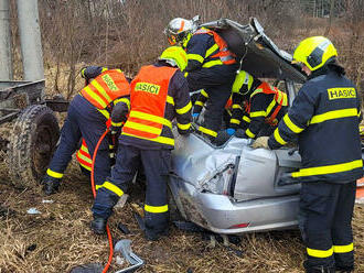 Hydraulické vyprošťovací nástroje použili hasiči při nehodě v Šenově, zaklíněný řidič nepřežil