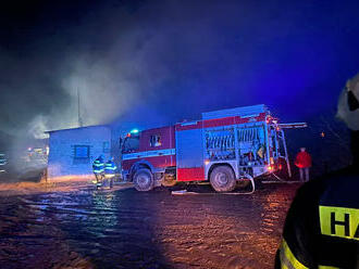 U Zlaté Olešnice zemřelo při požáru stáje s dobytkem asi 150 jalovic, jeden člověk byl zraněn