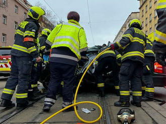 Hasiči vyprostili dvě dospělé osoby a jedno dítě po nehodě auta a tramvaje v Praze 3