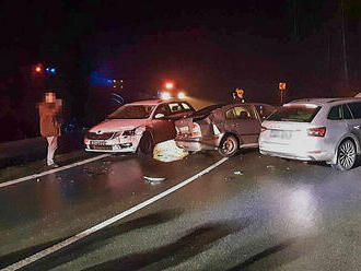 Mezi Železným Brodem a obcí Loužnice zasahují složky IZS u nehody tří osobních vozidel. Hasiči…