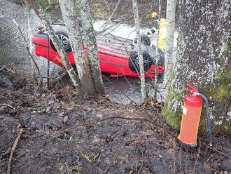 Ve Velkých Karlovicích na Vsetínsku skončil osobní automobil na střeše v potoce, řidička byla prochladlá