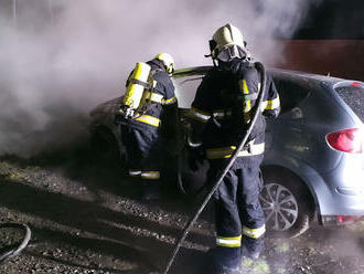 Zaparkované auto se v Hroubovicích ocitlo v plamenech. Na místě zasahovaly dvě jednotky, plameny…