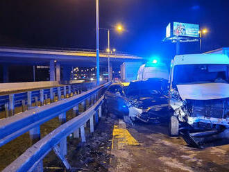 Hasiči zasahují na 6,5. kilometru dálnice D0 v Praze u nehody osobního auta a dodávky. Není nutné…