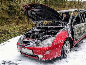 U Pořešína hasiči hasili hořící auto, které již několik dní bylo příbytkem bezdomovce. Ten byl v…