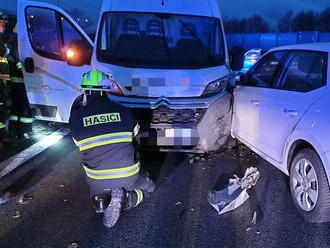 Na kruhovém objezdu v Opatovicích nad Labem, na nájezdu na dálnici, došlo k nehodě osobního vozu s…