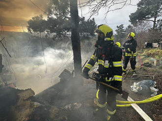 V ulici Nad Trojou v Praze zasahuje profesionální jednotka z Holešovic a dobrovolná jednotka z…