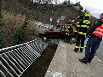 Auto prorazilo zábradlí a částečně sjelo z mostu Závodu míru v Praze, řidiče vyprostili hasiči