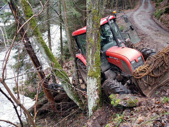 Hasiči vyprošťovali převrácený traktor s vyvážecím vlekem, k události došlo na vedlejší lesní cestě…