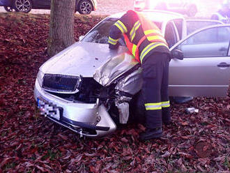 U obce Hřivínův Újezd na Zlínsku sjel osobní automobil mimo silnici, řidička byla zraněna