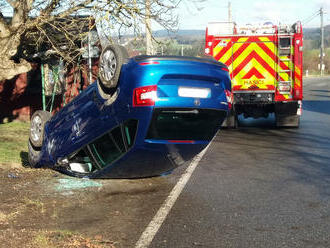 Na silnici 318 ve vesnici Jaroslav, části Javornice, zasahují hasiči u nehody osobního automobilu,…