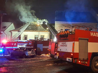 Dvoumiliónovou škodu způsobil požár domu v Milevsku, vyhlášen byl druhý stupeň poplachu