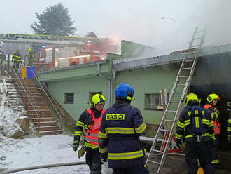 V Kraslicích na Sokolovsku hoří přízemní budova, požár se šíří pod plechovou střechou. Vyhlášen je…