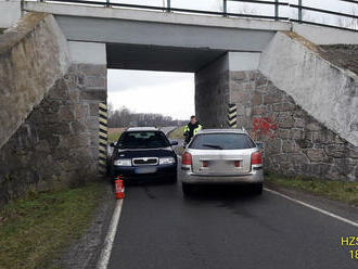 Dva osobní automobily se potkaly pod železničním viaduktem v Plané, směrem na Kyjov. Jedno z…