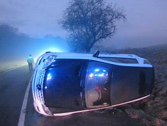 U obce Stříbrnice na Uherskohradišťsku havarovaly dva osobní automobily, silnice byla kluzká