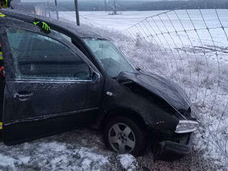 Jedno osobní auto havarovalo na silnici D6 u Sokolova, ve směru na Karlovy Vary. Nehoda je bez…