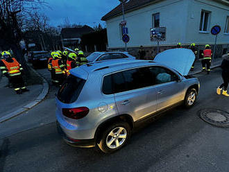 V ulici Na Kačerově v Praze zasahují hasiči u nehody dvou vozidel. Spolupracují s policisty,…