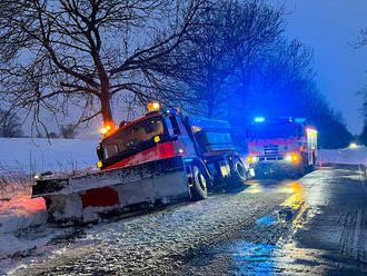 Hasiči odstraňují následky sněžení, vyprošťují zapadlé nákladní automobily a autobusy