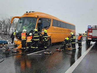 Tři jednotky požární ochrany zasahují u dopravní nehody osobního vozu a autobusu u obce Raná, na…