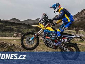 Motocyklisté prožívají těžký Dakar. Engel zachraňoval soupeře, Pabiška se zranil