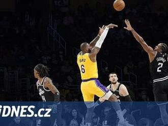 Losangeleské derby v NBA ovládli Clippers, Jamesův rekord nestačil