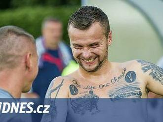 Staví karavany, fotbal hrají na vesnici: Vyděláme víc jak čtvrtka ligy