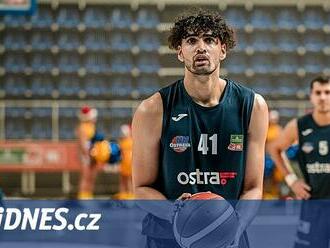 Jsem kluk, který rád maká, říká ostravský basketbalista Mathon