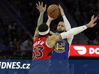 Golden State přestřílel v NBA Toronto, obhájce už je na postupových místech