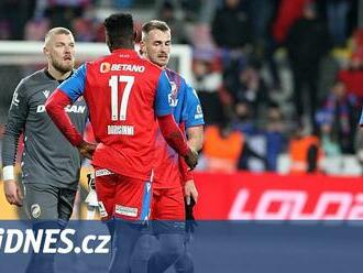 Hradec zaskočil Plzeň, do čela může jít Slavia. Slaví Bohemians se Slováckem