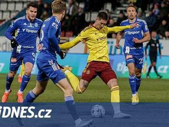 Olomouc - Sparta 1:1, místo penalty srovnání a křeč. Panák v závěru trefil tyč