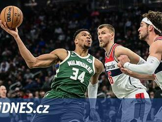 Další show Adetokunba. Při výhře Milwaukee nad Washingtonem dal 55 bodů