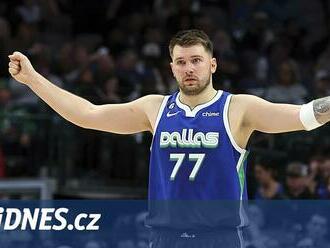 Dončič se po zranění uvedl 53 body. Souboj střelců ovládl Lillard