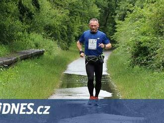 365 dní, 365 maratonů. A 22 párů bot. O bláznivé výzvě britského vytrvalce