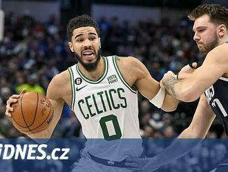 Tatum zastínil Dončiče a Boston přehrál Dallas. Snadno zvítězil i Denver