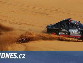 Sainz po nehodě na Rallye Dakar otočil vrtulník, který s ním letěl do nemocnice