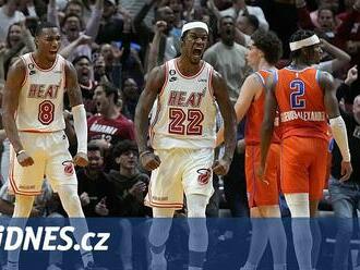 Clevelandu nestačilo na výhru ani 46 bodů Mitchella. Butler trefil 23 šestek