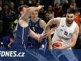 Ostravští basketbalisté znervózněli, ve třetí čtvrtině propadli