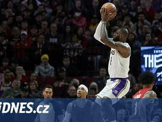 Lakers otočili přestřelku v Portlandu, zazářili James a Bryant