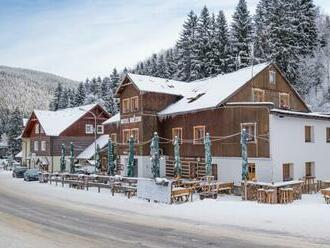 Pec pod Sněžkou len 850 m od ski areálu v štýlovom Hoteli Hvězda *** s polpenziou, saunou a welcome balíčkom