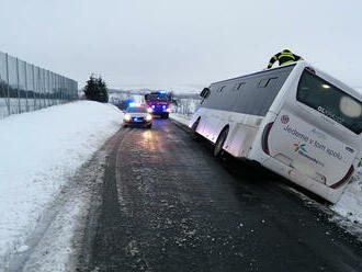 Deset cestujících a řidiče hasiči evakuovali z linkového autobusu u Horních Nětčic. Sjel do příkopy…