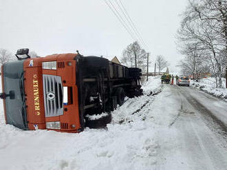 Při nehodě kamionu v Dolních Tošanovicích zemřelo 31 prasat, automobil skončil na boku